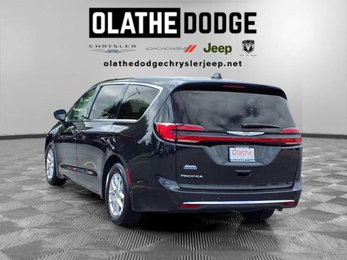 Used 2023 Chrysler Pacifica Touring-L FWD image 3