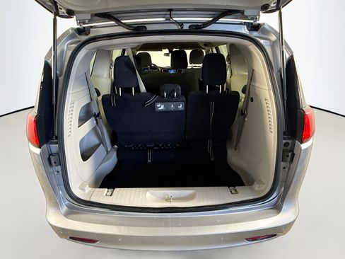 Used 2018 Chrysler Pacifica L image 33