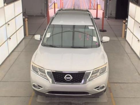 Used 2013 Nissan Pathfinder Platinum FWD image 2