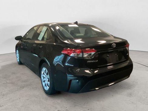 Used 2022 Toyota Corolla LE image 3