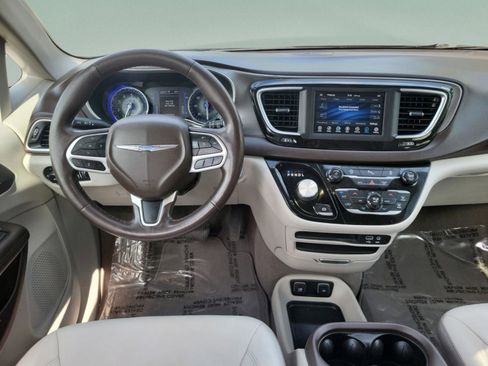 Used 2019 Chrysler Pacifica Touring-L image 7
