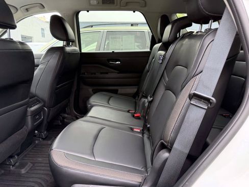 Used 2024 Nissan Pathfinder SL AWD/4WD image 11