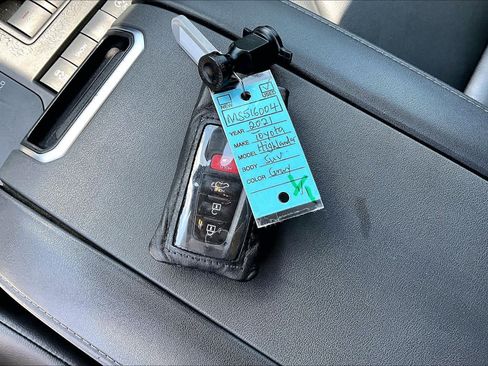 Used 2021 Toyota Highlander XLE FWD image 15
