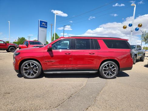 New 2026 Chevrolet Suburban RST w/ RST Capability Package AWD/4WD image 2