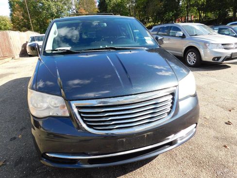 Used 2014 Chrysler Town & Country Touring image 2