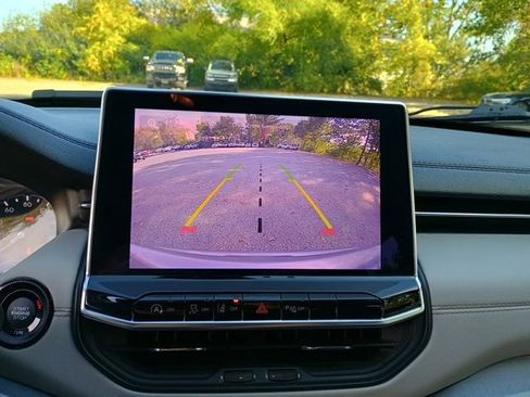 Used 2023 Jeep Compass Limited image 31