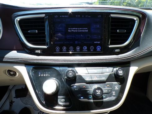 Used 2017 Chrysler Pacifica Limited FWD image 26