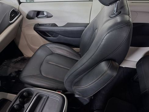 Used 2020 Chrysler Pacifica Touring-L FWD image 23