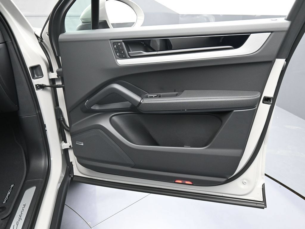 Certified 2026 Porsche Cayenne E-Hybrid AWD/4WD image 30