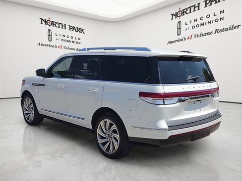 Used 2022 Lincoln Navigator Reserve AWD/4WD image 7