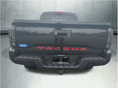 Used 2018 Toyota Tacoma TRD Sport w/ Technology Package image 4