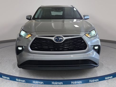 Used 2023 Toyota Highlander XLE image 3