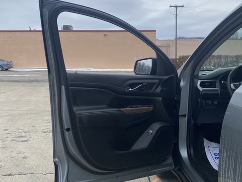 Used 2023 GMC Acadia SLE w/ Driver Convenience Package image 3