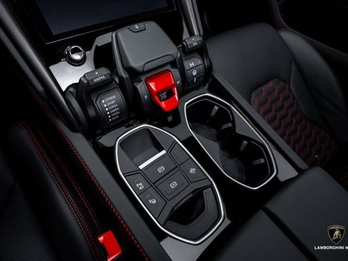 Used 2024 Lamborghini Urus S image 33