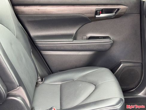 Used 2023 Toyota Highlander Limited image 14