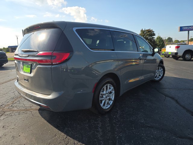 Used 2023 Chrysler Pacifica Touring-L FWD image 7