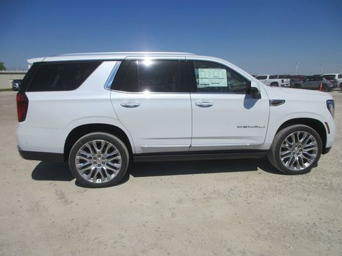 New 2026 GMC Yukon Denali w/ Denali Reserve Package AWD/4WD image 3