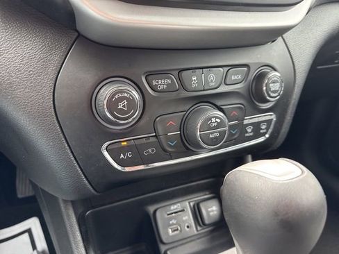 Used 2017 Jeep Cherokee Overland w/ Technology Group FWD image 14