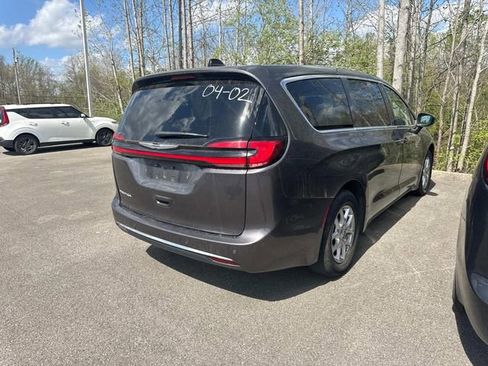Used 2023 Chrysler Pacifica Touring-L image 11