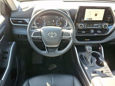 Used 2024 Toyota Highlander XLE image 12