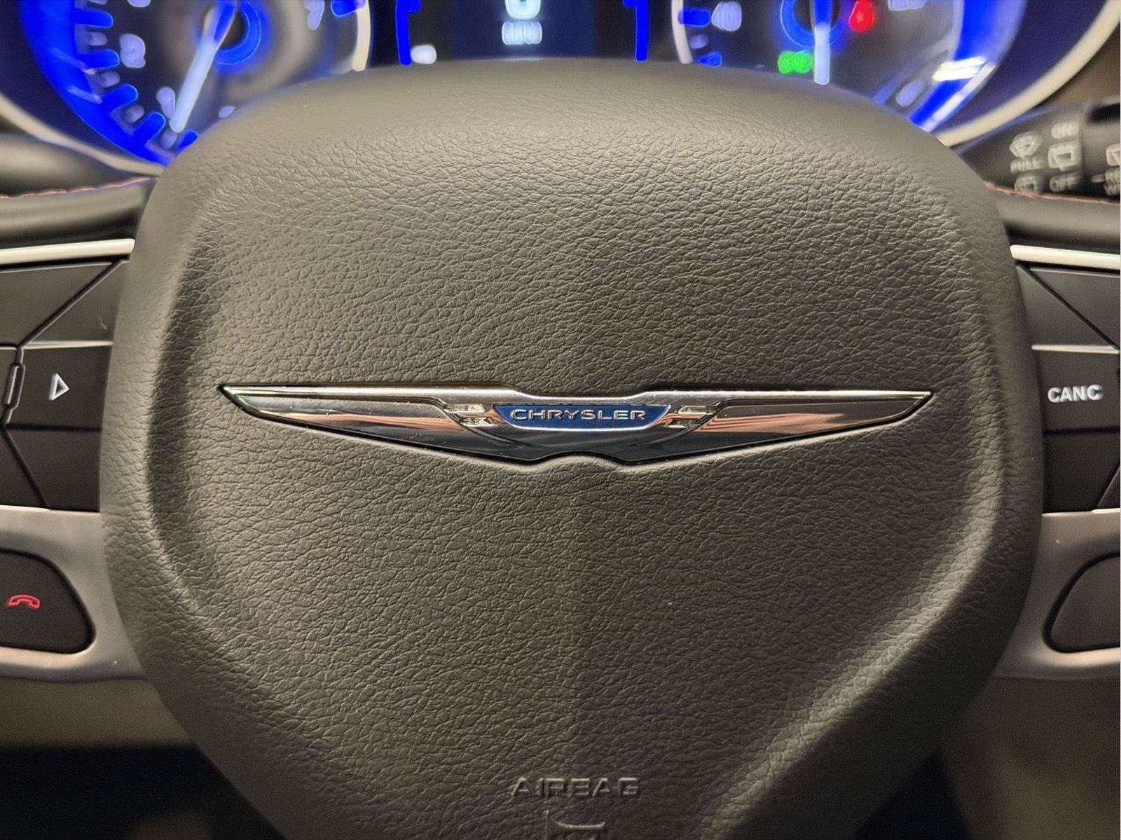 Used 2018 Chrysler Pacifica Touring-L FWD image 16