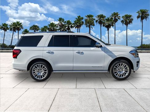 Used 2024 Ford Expedition Platinum image 9