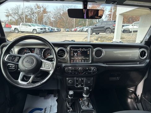 Used 2018 Jeep Wrangler Unlimited Sahara image 12