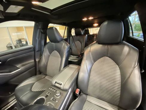 Used 2022 Toyota Highlander XSE AWD/4WD image 14
