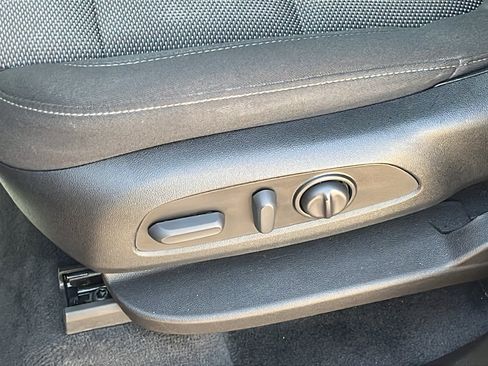 Used 2023 Chevrolet Traverse LT FWD image 11