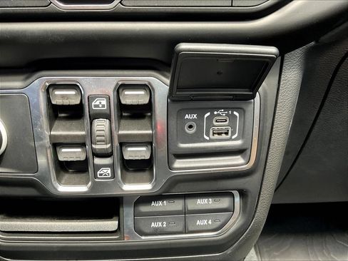 Used 2023 Jeep Wrangler Unlimited Sahara w/ Cold Weather Group AWD/4WD image 17