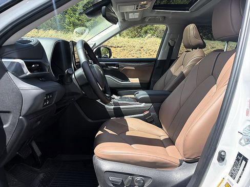 Certified 2025 Toyota Highlander Limited AWD/4WD image 11