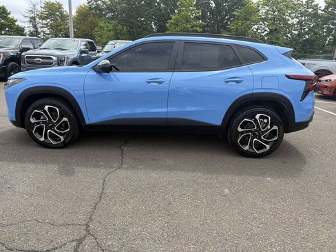 Used 2024 Chevrolet Trax RS w/ Sunroof Package FWD image 2