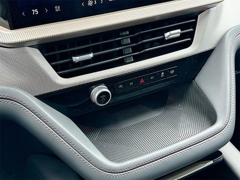 Used 2025 Ford Explorer Active w/ Active Comfort Package image 14