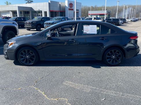 Used 2024 Toyota Corolla SE w/ SE Package image 3