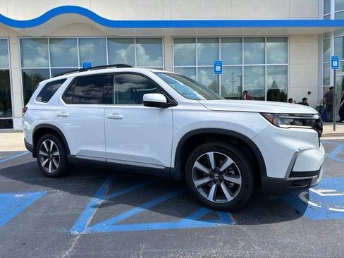 Used 2024 Honda Pilot Touring image 4