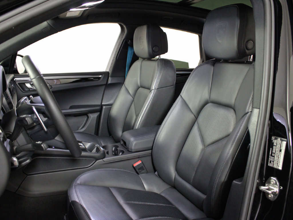 Certified 2022 Porsche Macan AWD/4WD image 5