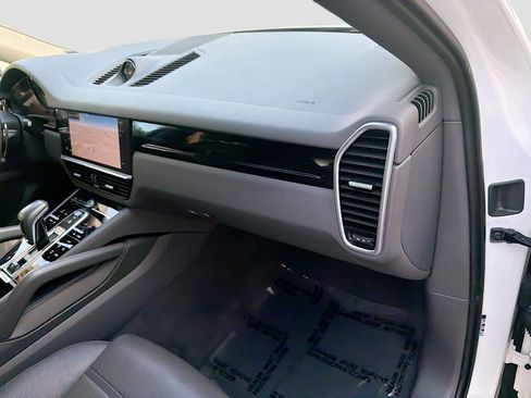 Used 2023 Porsche Cayenne Platinum Edition image 33