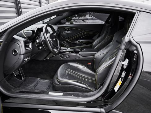Used 2023 Aston Martin V8 Vantage Coupe RWD image 26