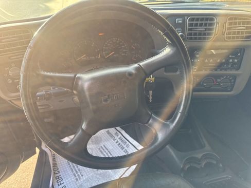 Used 2002 GMC Sonoma SLS w/ Marketing Option Pkg image 18