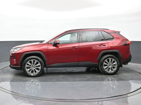 Used 2021 Toyota RAV4 XLE Premium image 9