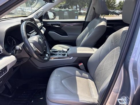 Used 2021 Toyota Highlander Platinum AWD/4WD image 17