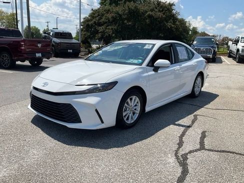 Used 2025 Toyota Camry LE FWD image 1
