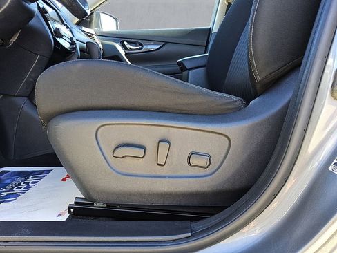 Used 2019 Nissan Rogue SV image 16