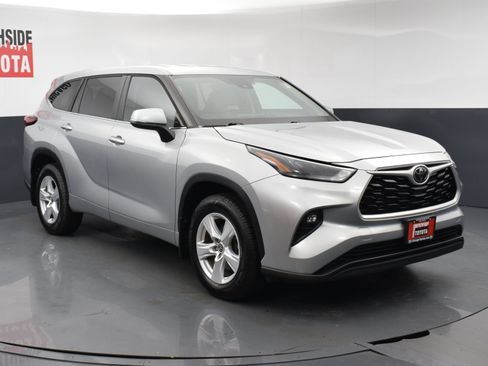 Used 2023 Toyota Highlander LE AWD/4WD image 6