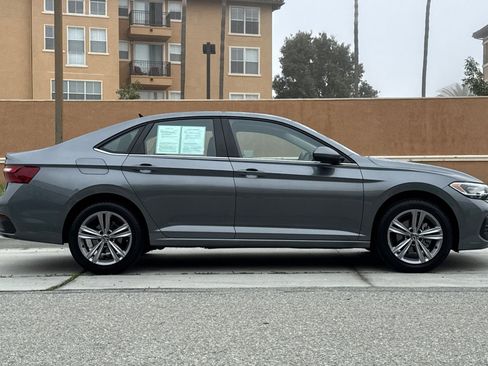 Used 2022 Volkswagen Jetta SE image 3