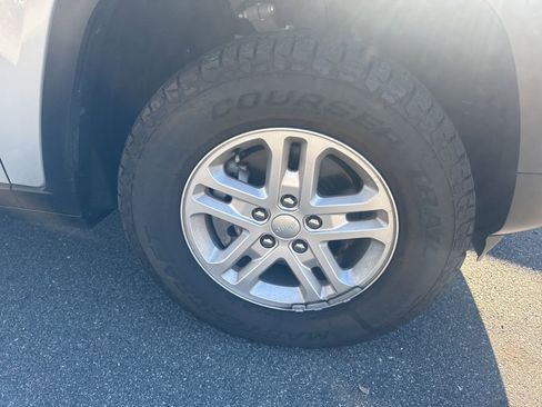 Used 2022 Jeep Grand Cherokee Laredo w/ Luxury Tech Group I image 5