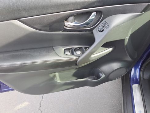 Used 2017 Nissan Rogue SV w/ SV Premium Package image 15