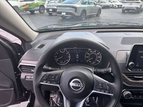 Used 2025 Nissan Altima 2.5 SV FWD image 29