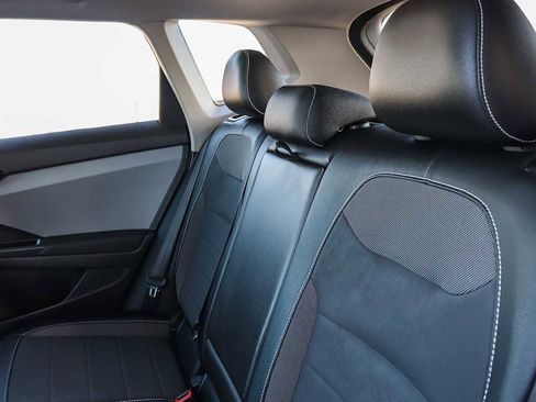 Used 2022 Volkswagen Taos SE image 19