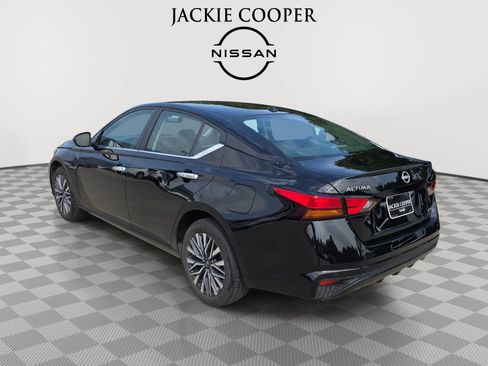 Used 2025 Nissan Altima 2.5 SV AWD/4WD image 7